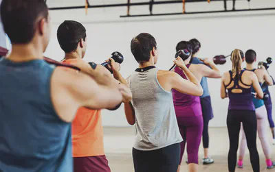 다양한 사람들이 인디언 클럽 운동을 하는 모습