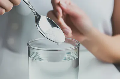 L-시트룰린 보충제를 물에 타서 섭취하는 모습