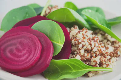 신선한 비트, 시금치, 퀴노아로 만든 건강한 한 끼 식사