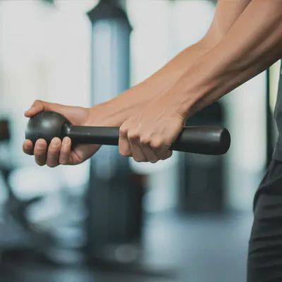 클럽벨 20kg를 다루는 올바른 그립과 자세의 중요성.