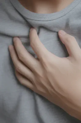 가슴 통증을 느끼는 손의 제스처