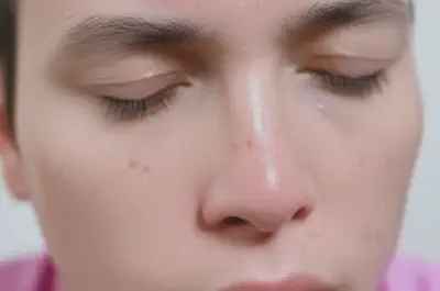 식은땀과 메스꺼움을 표현하는 얼굴