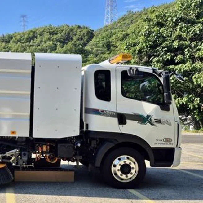 매연 대신 맑은 공기… 환경미화원 건강 지키는 전기 청소차