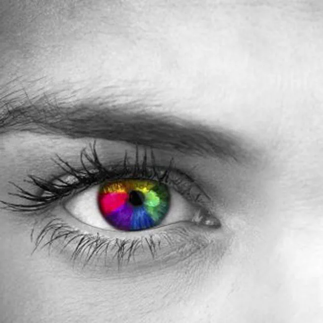 신비로운 눈동자 '컬러렌즈', 건강하게 착용하는 요령은?